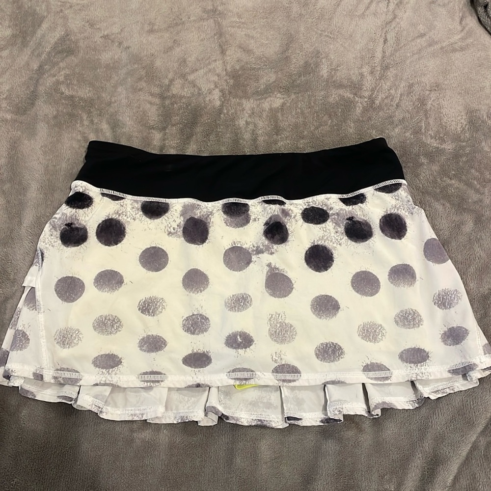 Lululemon tennis/run skirt/skort gray& white polka dot built shorts yellow.
